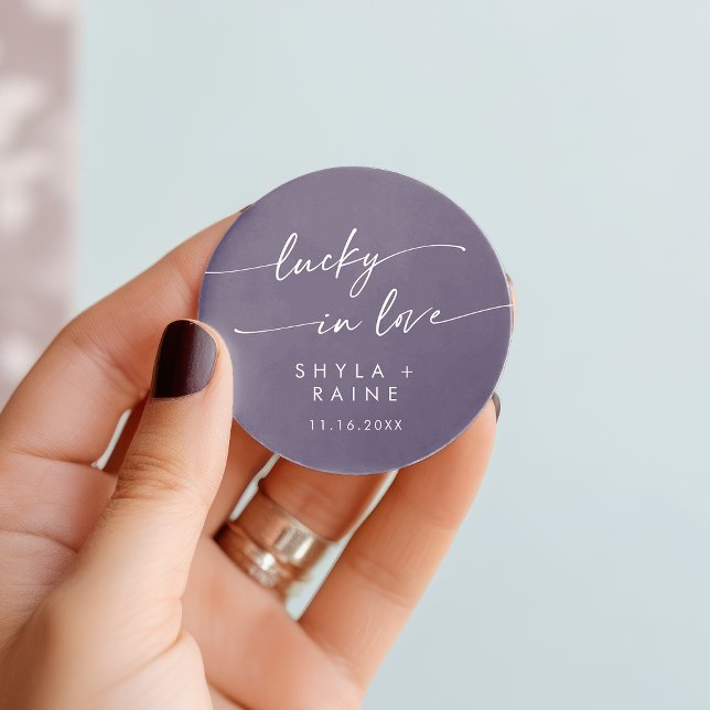 Sticker Rond Boho Chic Plum Purple Lucky En Amour Favoriser (Boho Chic Plum Purple Lucky In Love Favor Classic Round Sticker)