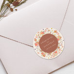 Sticker Rond Boho Fall Rustic Fleur sauvage Mariage personnalis<br><div class="desc">Montrez votre gratitude dans le style avec cet élégant chateau Boho Floral automne en terre cuite orange et beige Arrière - plan personnalisé Sticker de mariage, conçu pour ajouter une touche chaleureuse et personnelle à votre célébration d'automne. Doté d'un bel agencement de fleurs sauvages peints à la main, cet autocollant...</div>