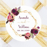Sticker Rond Boho mariage géométrique bordeaux<br><div class="desc">Un cadre géométrique de couleur faux or avec des roses bohème de style boho aquarellés,  des fleurs en bordeaux et rose. Personnalisez et ajoutez vos noms,  date du mariage.</div>