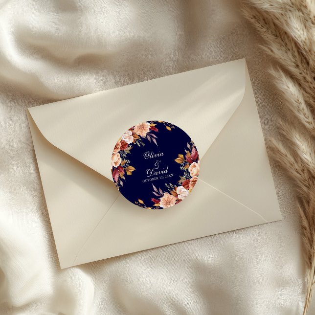 Sticker Rond Boho Moderne Marine Bleu Brûlé Orange Floral Maria (Boho Modern Navy Blue Burnt Orange Floral Wedding Classic Round Sticker on a small envelope.)
