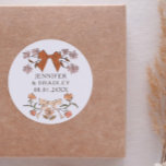 Sticker Rond Boho Terracotta Ribbons Floral Wedding Favoriser<br><div class="desc">Autocollant Boho et rustique pour mariage avec illustration dessinée à la main des arcs et des fleurs dans des couleurs marron en terre cuite.</div>
