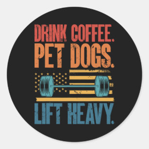 Sticker Rond Boire du café caresser les chiens soulève l'haltér