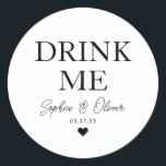 Sticker Rond BOIRE MOI Dessert Candy Bar Coeur Mariage Favorise<br><div class="desc">Un Sticker Mariage classique en Merci noir avec "Drink Me" dans une police classique moderne et élégante. Vous pouvez facilement le personnaliser avec vos noms et date mariage.</div>