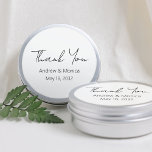 Sticker Rond Boîte à miniature de Merci de mariage élégant de s<br><div class="desc">Écriture personnalisée boîte en étain calligraphie élégante merci mariage faveurs autocollants personnalisés avec les noms du couple marié et la date mariage. Les boîtes de conserve ne sont pas incluses, le prix est pour les étiquettes seulement. Je recommande d'utiliser l'option 3" et d'obtenir les grandes boîtes en aluminium. Idéal pour...</div>