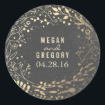 Sticker Rond Boîtier doré Bouquet floral Chalkboard<br><div class="desc">Effet de feuille d'or et tableau noir floral bouquet autocollants de mariage - sceaux</div>