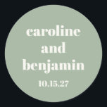 Sticker Rond Bold Sage Green Chic Mariage moderne Personnalisé<br><div class="desc">Gras Sage Green Chic Moderne Mariage Personnalisé Classic Round Sticker</div>