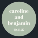 Sticker Rond Bold Sage Green Chic Mariage moderne Personnalisé<br><div class="desc">Gras Sage Green Chic Moderne Mariage Personnalisé Classic Round Sticker</div>
