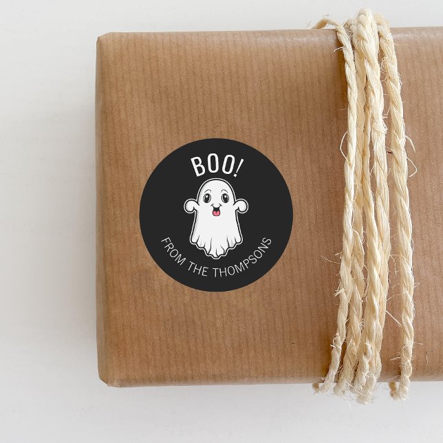 Sticker Rond Boom Halloween Ghost Texte Personnalisé Noir Et Bl (Ideal for decorating Halloween gifts and party favors, for example.)