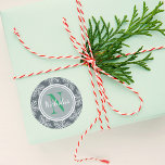 Sticker Rond Bordure Monogramme de vacances vertes<br><div class="desc">La conception personnalisée des autocollants de vacances comporte une bordure de flocons blancs avec cadre rond argent / monogramme gris. Personnalisez la lettre vert émeraude initiale et l'écriture en blanc pour votre nom de famille. L'ardoise bleu / gris arrière - plan peut être customisé.</div>