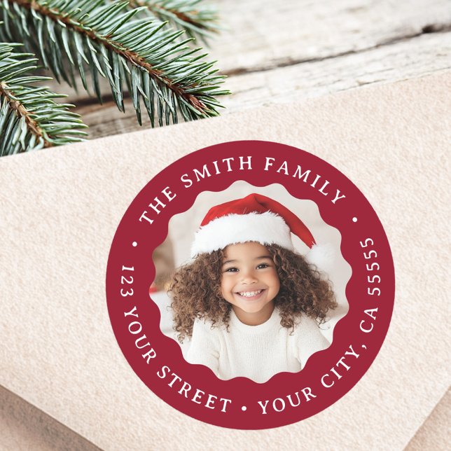 Sticker Rond Bordure ondulée de Noël rouge foncé adresse de ret (Christmas wavy border deep red return address classic round sticker)