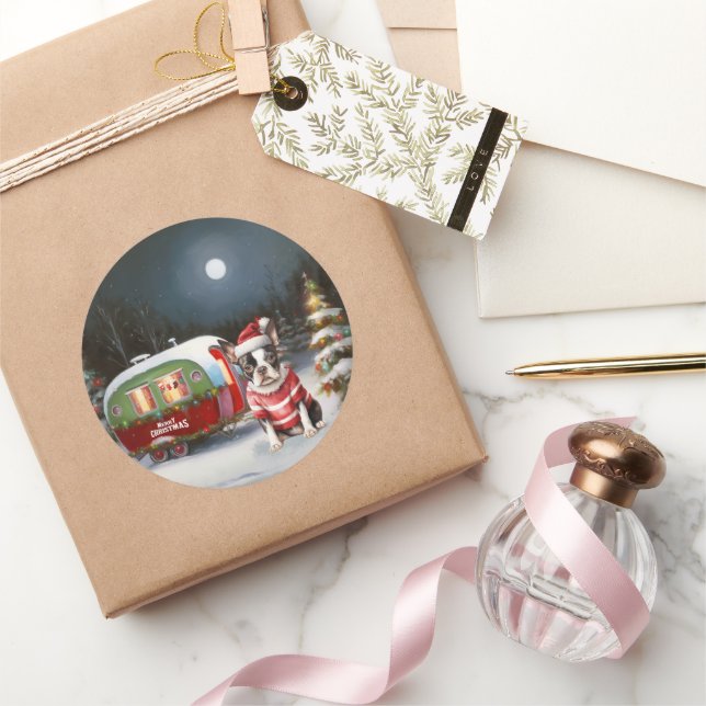 Sticker Rond Boston Terrier Caravan Christmas Adventure (Cadeaux)