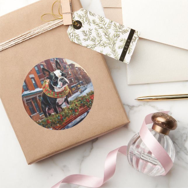 Sticker Rond Boston Terrier Saison de Fêtes de Noël (Cadeaux)