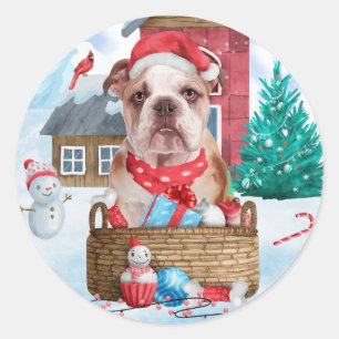 Sticker Rond Bouledogue anglais dans la maison de Noël enneigée