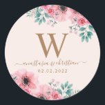 Sticker Rond Bouquet de fleurs vert rose Mariage<br><div class="desc">Monogramme Mariage Aquarelle rose et verte Bouquet floral classique Rond Sticker. C'est aussi un lieu idéal pour célébrer l'anniversaire des fiançailles et des mariages. Personnalisez-le avec le monogramme,  les noms des couples et la date mariage.</div>