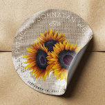 Sticker Rond Bouquet de tournesols rustique mariage de dentelle<br><div class="desc">Texte modifiable préférez autocollant avec un bouquet rustique de grands tournesols et dentelle blanche vintage sur un arrière - plan beige imitation burlap / toile. Idéal pour l'été ou l'automne | élégant pays rustique | jardin extérieur vintage mariage à thème traditionnel. Personnalisez-le avec les noms de mariée et de mariée...</div>