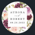 Sticker Rond Bourgogne Blush Rose Peach Gold Wedding Favoriser<br><div class="desc">Le design présente un élégant bouquet ou une couronne d'aquarelle dans les tons de rouge bordeaux,  de marsala,  de rose pâle,  de pêche et plus encore sur les éléments verdoyants de l'eucalyptus et feuilles d'or vintage.</div>