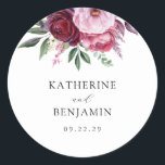 Sticker Rond Bourgogne et rose Elégant Mariage floral<br><div class="desc">Personnalisez facilement vos autocollants de mariage avec ce modèle modifiable. Dispose d'un design minimaliste et élégant de typographie avec une aquarelle bordeaux et rose floral.</div>