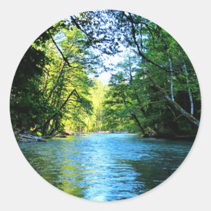 Sticker Rond Bright Blue River Under Green Tree à Washington