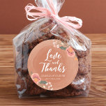 Sticker Rond Brown Bois Floral Rustique Mariage Amour et Merci<br><div class="desc">Cet autocollant rond de style rustique Mariage Love and Thanks présente de jolies fleurs contre un arrière - plan motif en bois marron. Utilisez-le pour sceller vos enveloppes, sacs de faveur ou pour la décoration. Consultez d'autres articles rustiques correspondants mariage, y compris les invitations ici http://www.zazzle.com/collections/brown_wood_rustic_floral_wedding_collection-119146535042869019?rf=238364477188679314 Personnalisez-le avec vos détails...</div>