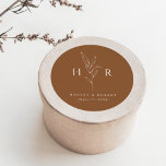Sticker Rond Brown Monogramme minimal Mariage botanique<br><div class="desc">Brown Simple Minimal Monogram Botanical Mariage Classic Round Sticker présente vos initiales autour d'une ligne dessinant botanique,  ainsi qu'une disposition de type classique moderne.</div>