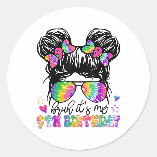 Sticker Rond Bruh Son 9E Anniversaire Tie Dye Messy Bun 9 Ans (Devant)