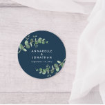 Sticker Rond Budget marine bleu eucalyptus feuillage de mariage<br><div class="desc">Magnifique délicate feuille d'eucalyptus mariage faveur design autocollant. Moderne élégant sur tendance sauge vert,  noir,  bleu marine et blanc élégant collection contemporaine rustique. Idéal pour les mariages de printemps,  d'été,  d'automne ou d'hiver.</div>