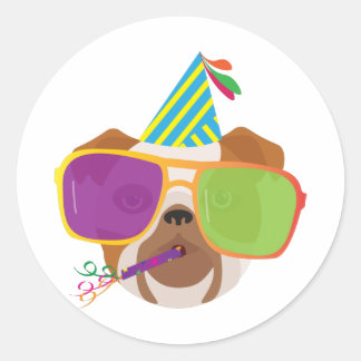 Sticker Rond Bulldog avec casquette de fête et lunettes de sole