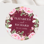 Sticker Rond Burgundy Aquarelle Floral Peony Elégant Mariage<br><div class="desc">Un élégant autocollant à mariage floral,  avec des fleurs d'aquarelle rose sur un arrière - plan rouge bordeaux.</div>