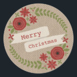 Sticker Rond Burlap Inspecred Floral Wreath Christmas<br><div class="desc">Un autocollant de Noël avec l'illustration d'une couronne florale rouge et verte accentuée de sainte. Sur la banderole,  on peut lire : "Joyeux Noël." L'Arrière - plan est inspiré de burlap.</div>