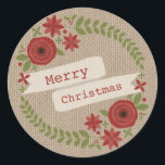 Sticker Rond Burlap Inspecred Floral Wreath Christmas<br><div class="desc">Un autocollant de Noël avec l'illustration d'une couronne florale rouge et verte accentuée de sainte. Sur la banderole,  on peut lire : "Joyeux Noël." L'Arrière - plan est inspiré de burlap.</div>