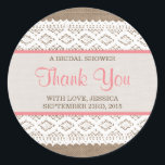 Sticker Rond Burlap rustique et Fête des mariées en dentelle bl<br><div class="desc">Ces bracelets rustiques et des autocollants vintages de douche nuptiale en dentelle blanche feront l'accessoire parfait pour toute future mariée ! Le design est composé d'un bel arrière - plan rustique à effet burlap avec une dentelle blanche vintage romantique et un rideau rose. Ces autocollants peuvent être personnalisés pour votre...</div>
