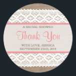 Sticker Rond Burlap rustique et Fête des mariées en dentelle bl<br><div class="desc">Ces bracelets rustiques et des autocollants vintages de douche nuptiale en dentelle blanche feront l'accessoire parfait pour toute future mariée ! Le design est composé d'un bel arrière - plan rustique à effet burlap avec une dentelle blanche vintage romantique et un rideau rose. Ces autocollants peuvent être personnalisés pour votre...</div>