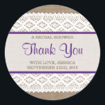 Sticker Rond Burlap rustique et Fête des mariées en dentelle bl<br><div class="desc">Ces bracelets rustiques et des autocollants vintages de douche nuptiale en dentelle blanche feront l'accessoire parfait pour toute future mariée ! Le design est composé d'un bel arrière - plan rustique à effet burlap avec une dentelle blanche vintage romantique et un rideau violet. Ces autocollants peuvent être personnalisés pour votre...</div>