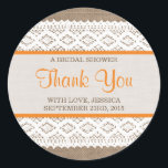 Sticker Rond Burlap rustique et Fête des mariées en dentelle bl<br><div class="desc">Ces bracelets rustiques et des autocollants vintages de douche nuptiale en dentelle blanche feront l'accessoire parfait pour toute future mariée ! Le design est composé d'un bel arrière - plan rustique à effet burlap avec une dentelle blanche vintage romantique et un rideau orange. Ces autocollants peuvent être personnalisés pour votre...</div>
