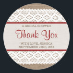 Sticker Rond Burlap rustique et Fête des mariées en dentelle bl<br><div class="desc">Ces bracelets rustiques et des autocollants vintages de douche nuptiale en dentelle blanche feront l'accessoire parfait pour toute future mariée ! Le design est composé d'un bel arrière - plan rustique à effet burlap avec une dentelle blanche vintage romantique et un garnissage à effet ruban rouge. Ces autocollants peuvent être...</div>