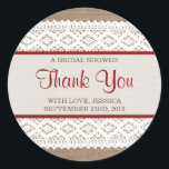 Sticker Rond Burlap rustique et Fête des mariées en dentelle bl<br><div class="desc">Ces bracelets rustiques et des autocollants vintages de douche nuptiale en dentelle blanche feront l'accessoire parfait pour toute future mariée ! Le design est composé d'un bel arrière - plan rustique à effet burlap avec une dentelle blanche vintage romantique et un garnissage à effet ruban rouge. Ces autocollants peuvent être...</div>