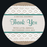 Sticker Rond Burlap rustique et Fête des mariées en dentelle bl<br><div class="desc">Ces bracelets rustiques et des autocollants vintages de douche nuptiale en dentelle blanche feront l'accessoire parfait pour toute future mariée ! Le design est composé d'un bel arrière - plan rustique à effet de burlap avec une dentelle blanche vintage romantique et un rideau vert. Ces autocollants peuvent être personnalisés pour...</div>