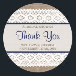 Sticker Rond Burlap rustique et Fête des mariées en dentelle bl<br><div class="desc">Ces bracelets rustiques et des autocollants vintages de douche nuptiale en dentelle blanche feront l'accessoire parfait pour toute future mariée ! Le design est composé d'un bel arrière - plan rustique effet burlap avec une dentelle blanche vintage romantique et un garnissage bleu marine effet ruban. Ces autocollants peuvent être personnalisés...</div>