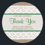 Sticker Rond Burlap rustique et Fête des mariées en dentelle bl<br><div class="desc">Ces bracelets rustiques et des autocollants vintages de douche nuptiale en dentelle blanche feront l'accessoire parfait pour toute future mariée ! Le design est composé d'un bel arrière - plan rustique à effet de burlap avec une dentelle blanche vintage romantique et un rideau vert. Ces autocollants peuvent être personnalisés pour...</div>