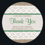 Sticker Rond Burlap rustique et Fête des mariées en dentelle bl<br><div class="desc">Ces bracelets rustiques et des autocollants vintages de douche nuptiale en dentelle blanche feront l'accessoire parfait pour toute future mariée ! Le design est composé d'un bel arrière - plan rustique à effet de burlap avec une dentelle blanche vintage romantique et un rideau vert. Ces autocollants peuvent être personnalisés pour...</div>