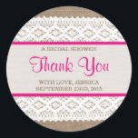 Sticker Rond Burlap rustique et Fête des mariées en dentelle bl<br><div class="desc">Ces bracelets rustiques et des autocollants vintages de douche nuptiale en dentelle blanche feront l'accessoire parfait pour toute future mariée ! Le design est composé d'un bel arrière - plan rustique à effet burlap avec une dentelle blanche vintage romantique et un rideau rose. Ces autocollants peuvent être personnalisés pour votre...</div>