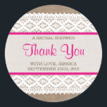Sticker Rond Burlap rustique et Fête des mariées en dentelle bl<br><div class="desc">Ces bracelets rustiques et des autocollants vintages de douche nuptiale en dentelle blanche feront l'accessoire parfait pour toute future mariée ! Le design est composé d'un bel arrière - plan rustique à effet burlap avec une dentelle blanche vintage romantique et un rideau rose. Ces autocollants peuvent être personnalisés pour votre...</div>