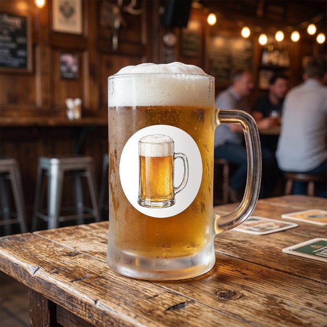 Sticker Rond Buveur de bière froide mousseuse dans un mug (Créateur téléchargé)