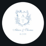 Sticker Rond Cachet de mariage à sceau vibrant bleu monogramme<br><div class="desc">Autocollant de sceau d'enveloppe de mariage classique à monogramme floral vibrant bleu élégant.</div>