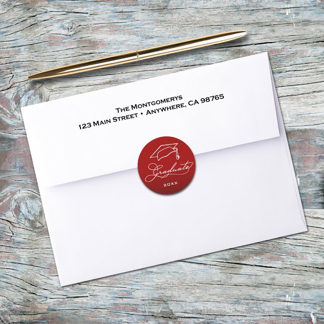 Sticker Rond Cachet d'enveloppe rouge cardinal avec script de r (Graduation script and grad hat on cardinal red envelope seals)