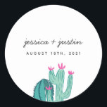 Sticker Rond Cactus Rose Floral Wedding Favoriser<br><div class="desc">Cactus Whimsical et amusant dessinant un autocollant de faveur de mariage. Illustration de cactus rose et vert avec des éléments floraux. Customisez ce produit modèle en ajoutant vos propres informations de mariage. Design moderne et tendance.</div>