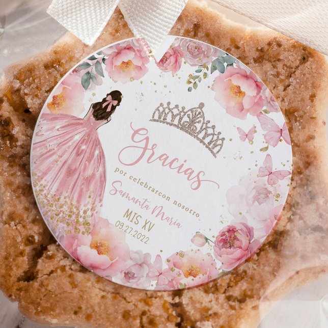 Sticker Rond Cadeau de fête de 15 ans élégant Quinceañera (Elegant Quinceañera classic round sticker for 15th birthday party favors and invitations.)