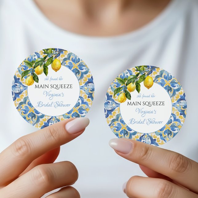 Sticker Rond Cadeau de Fête de Fiançailles au Citron Main Squee (Créateur téléchargé)