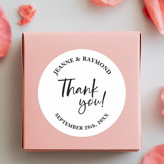 Sticker Rond Cadeau de Mariage avec Texte Personnalisé de Remer (Modern script favor sticker adds personalized elegance to heartfelt wedding thank you gifts.)