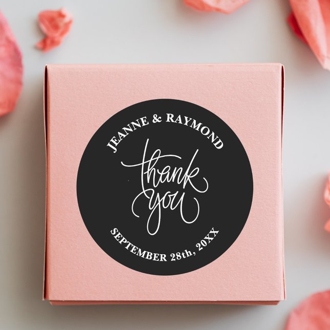Sticker Rond Cadeau de Mariage Calligraphié Noir & Blanc Merci (Black and white calligraphy favor sticker adds timeless elegance to wedding thank you gifts.)